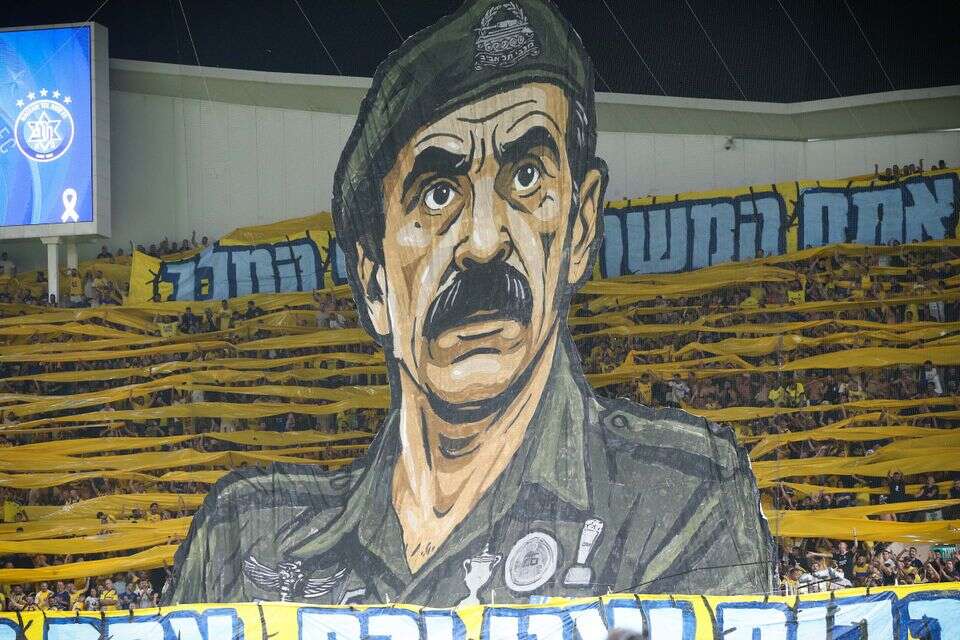 דיוקנו של רס"ר שמש מתוך התפאורה של אוהדי מכבי תל אביב. גרוק זיהה אותו כסדאם חוסיין ,