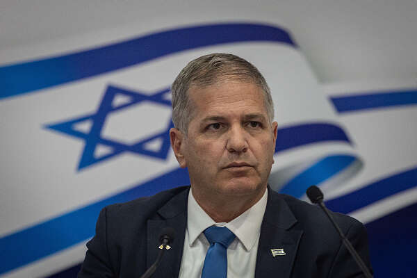 "החלטה פסולה": מחאה נגד קיש לאחר הרחקת אחים לנשק מבתי הספר