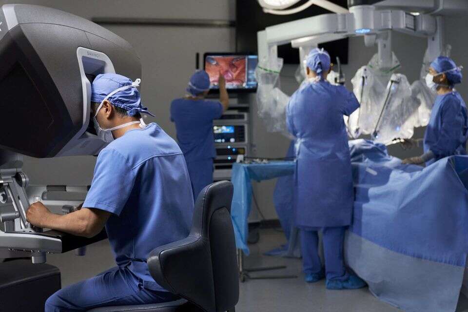 רובוט "דה-וינצ'י" , באדיבות Intuitive Surgica