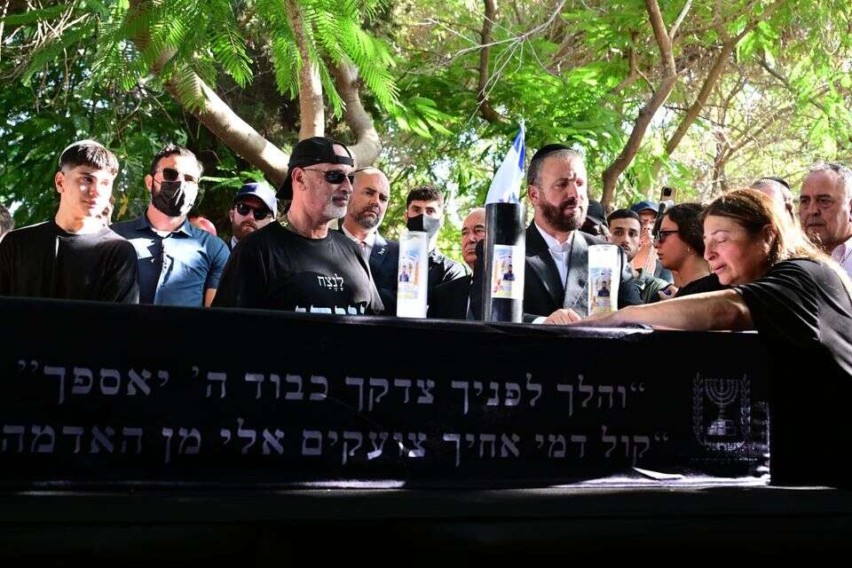 דלית, אימו של עידן שתיוי ז"ל על ארונו במסע ההלוויה שלו , יוסי זליגר