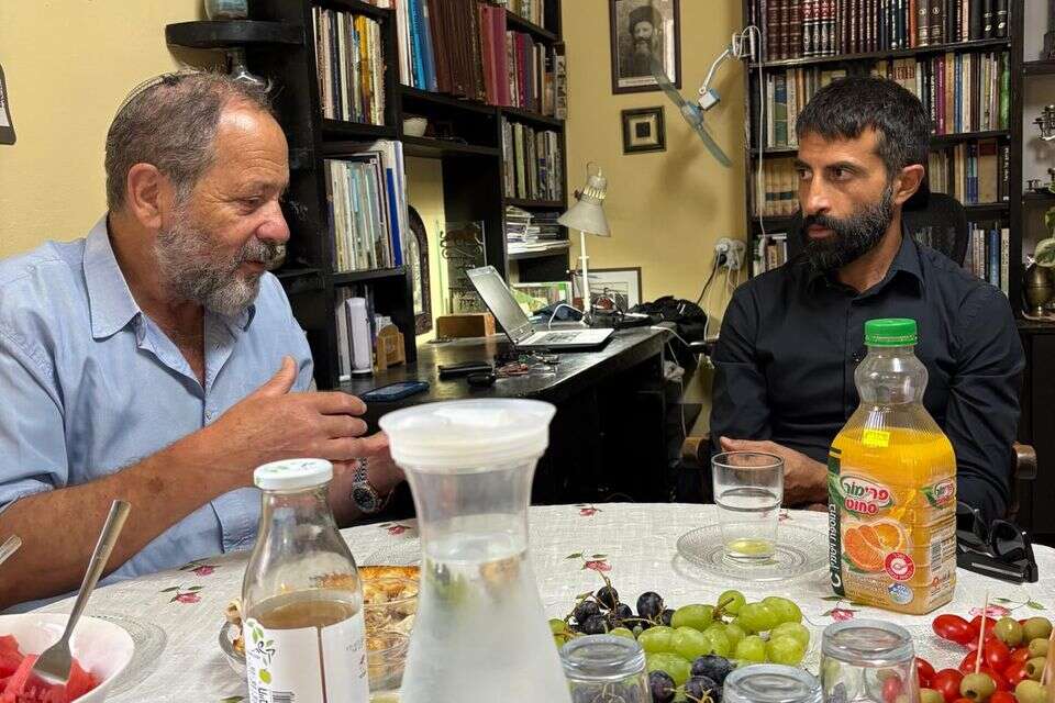 יוסוף בחברון עם נעם ארנון, מוותיקי היישוב היהודי , ללא