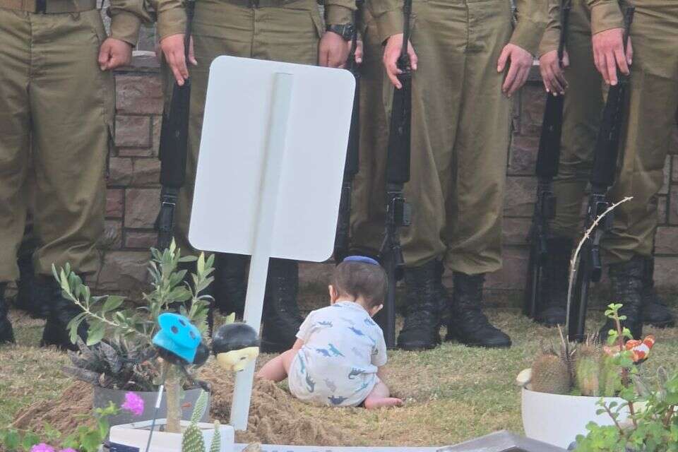 תמונה קורעת לב בהלוויית החלל ה-900 של צה"ל במלחמה , ללא