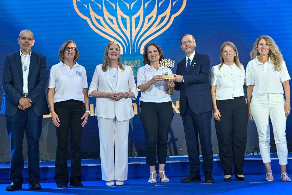 נשיא המדינה יצחק הרצוג ורעייתו מיכל יחד עם מקבל אות הנשיא להתנדבות - ארגון עוגן למשפחות המילואים. , קובי גדעון, לע״מ