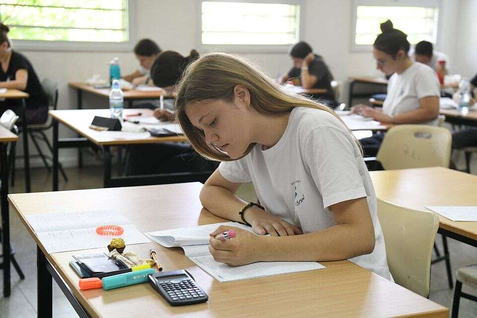 תלמידים מצטיינים חושפים את הסודות: מה באמת עוזר להם להצליח?