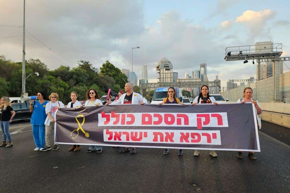 רופאים ורופאות חוסמים את איילון , .