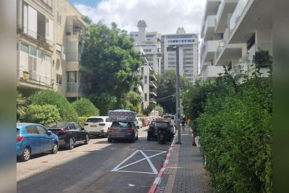 הרחוב התל אביבי עם סימון המדרכה המבלבל , .
