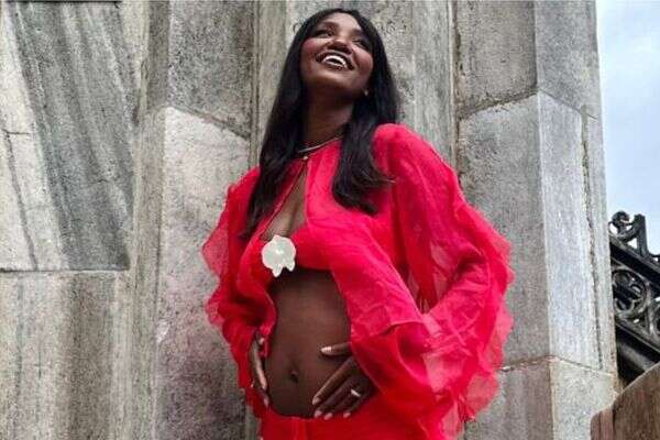 טיטי איינאו בהיריון שני , שחר סינבלה