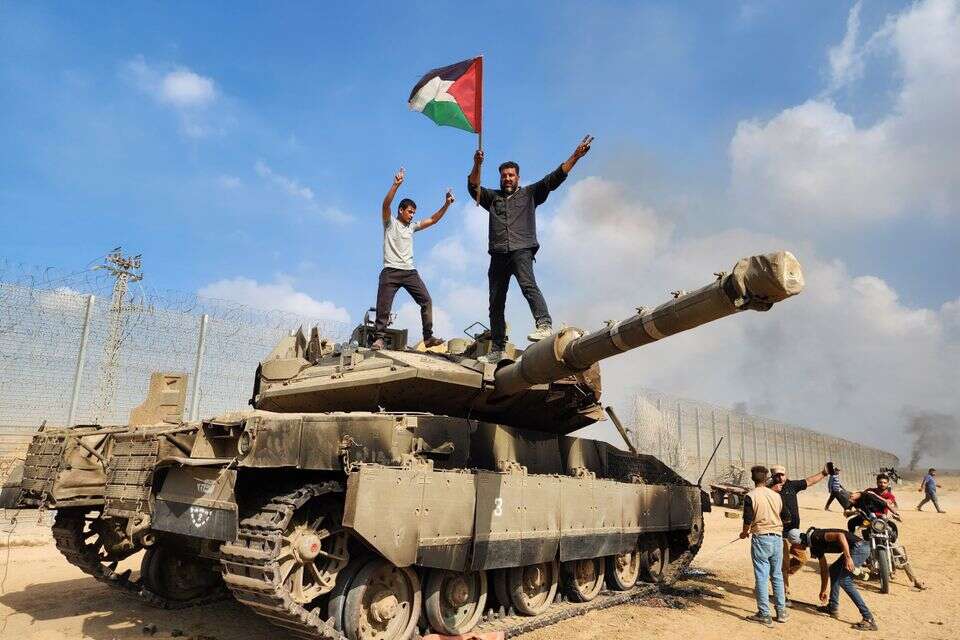מחבלי חמאס על טנק צה"לי ב-7 באוקטובר , ללא