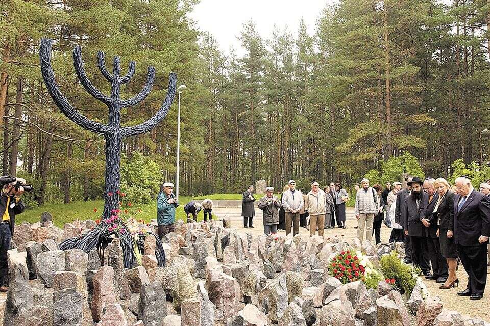 נשיא המדינה לשעבר ראובן ריבלין בטקס הזיכרון לשואה ביער רומבולה, ליד ריגה , עמוס בן גרשום