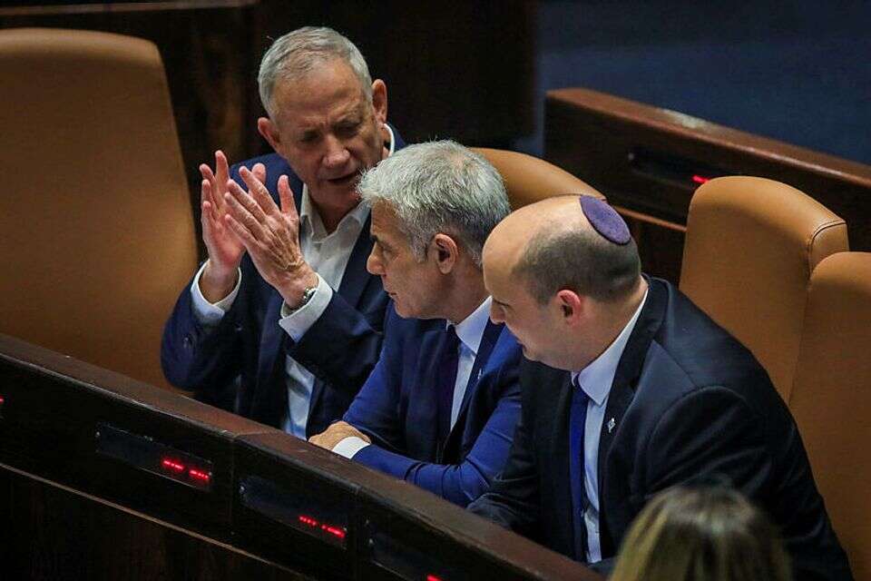 בנט, לפיד וגנץ בשולחן הממשלה בתקופת ממשלת ה"שינוי" , אורן בן חקון
