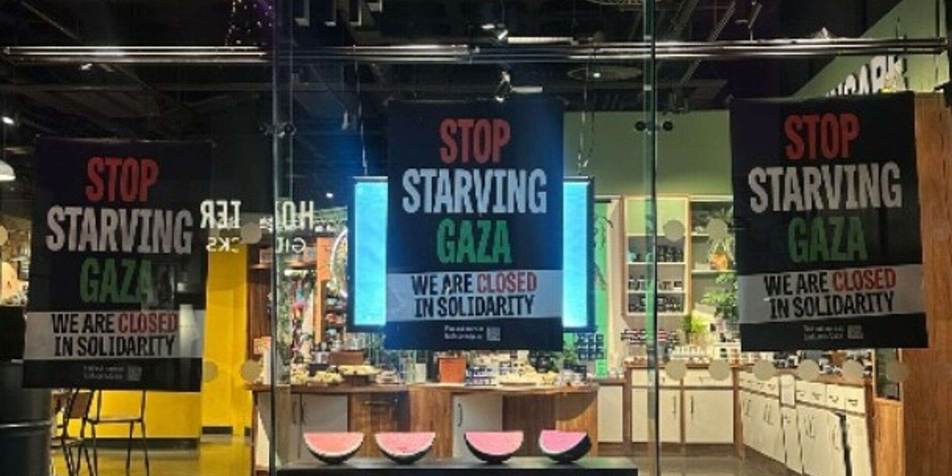 שלטים על סניף של LUSH , רשתות חברתיות