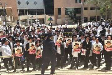 עשרות מפגינים הגיעו לבית משפט בבאר שבע לקראת דיון בהארכת מעצר רב מהדרום החשוד בעבירות מין
 , ללא