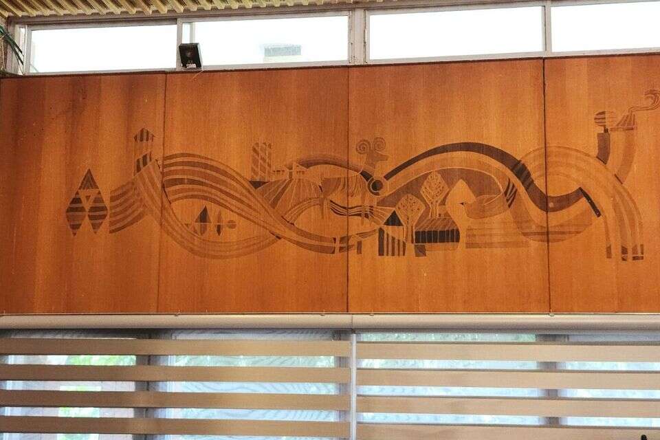 צבע ביץ בשיטת באטיק על עץ-חדר אוכל 1972 , יונית
