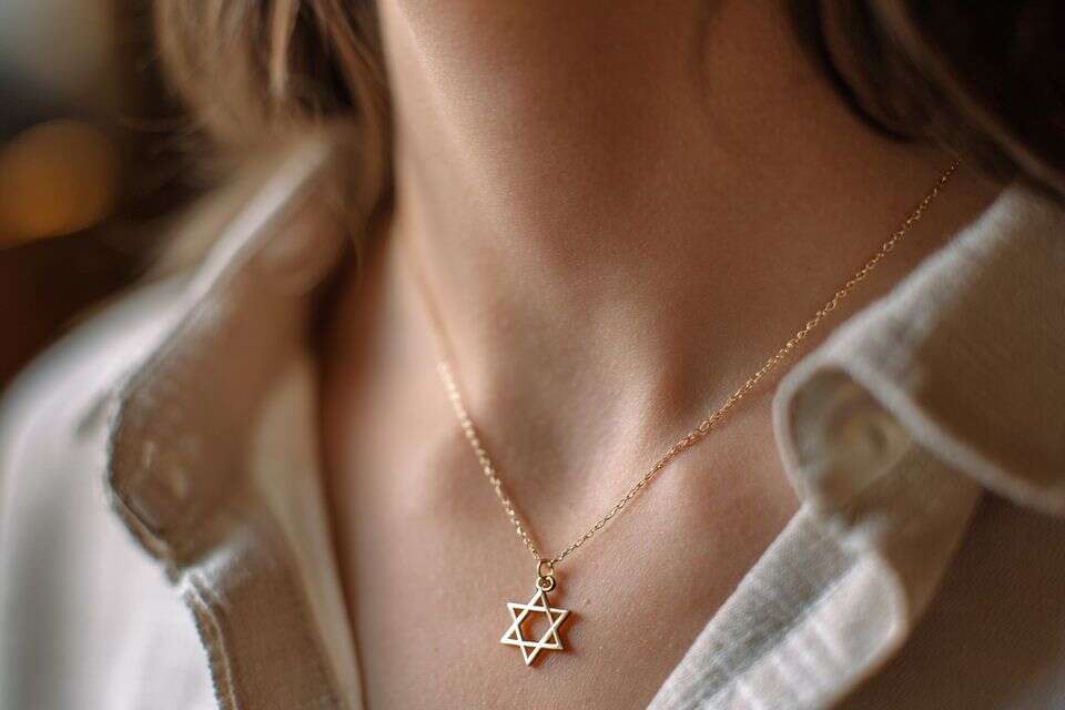 אישה עונדת שרשרת עם מגן דוד (אילוסטרציה) , נוצר באמצעות A