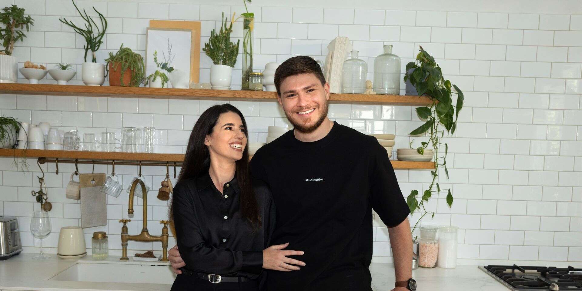 "לא חשבתי עד כמה המשפחה היא גרעין שאין לו תחליף, וכמה הזמן שלנו קצר". סשה וספיר , רן יחזקאל. בגדים: סשה - SEBO; ספיר - ZARA; איפור ועיצוב שיער: ורד בדוסה רוטרו, סטיילינג: שיה חדד, ע. סטיילינג: גאיה רוקח. צולם בבית גלוברזון בשפיים Globerson_Homes; הפקה: אורטל כהן
