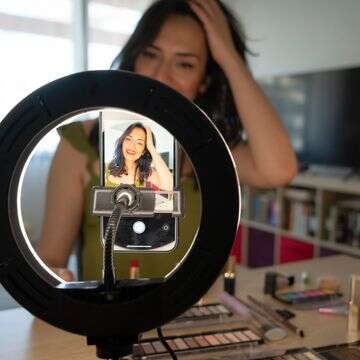 המחיר האמיתי: מה קורה למשפיעניות שמבלות 12 שעות ביום מול המסך?