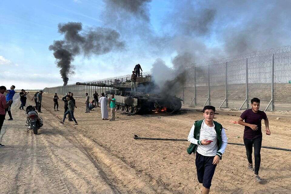 מחבלים פורצים את הגדר בטבח 7 באוקטובר , רויטרס