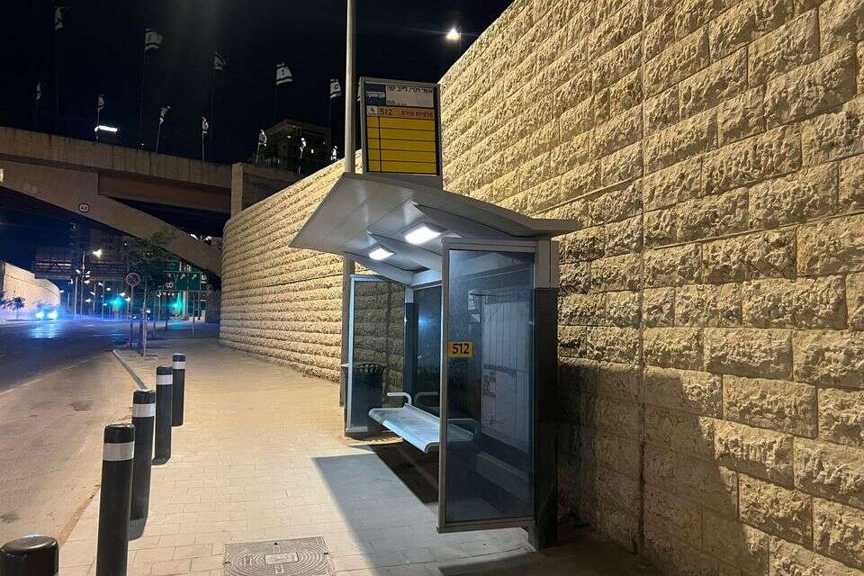 התחנה הבודדת מחוץ לשכונת "מורדות ארנונה" , לידור סולטן