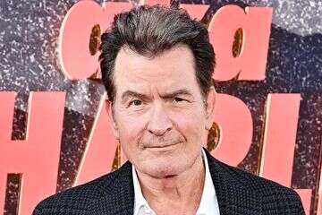 צ’ארלי שין על עברו עם גברים: "פאקינג משחרר”