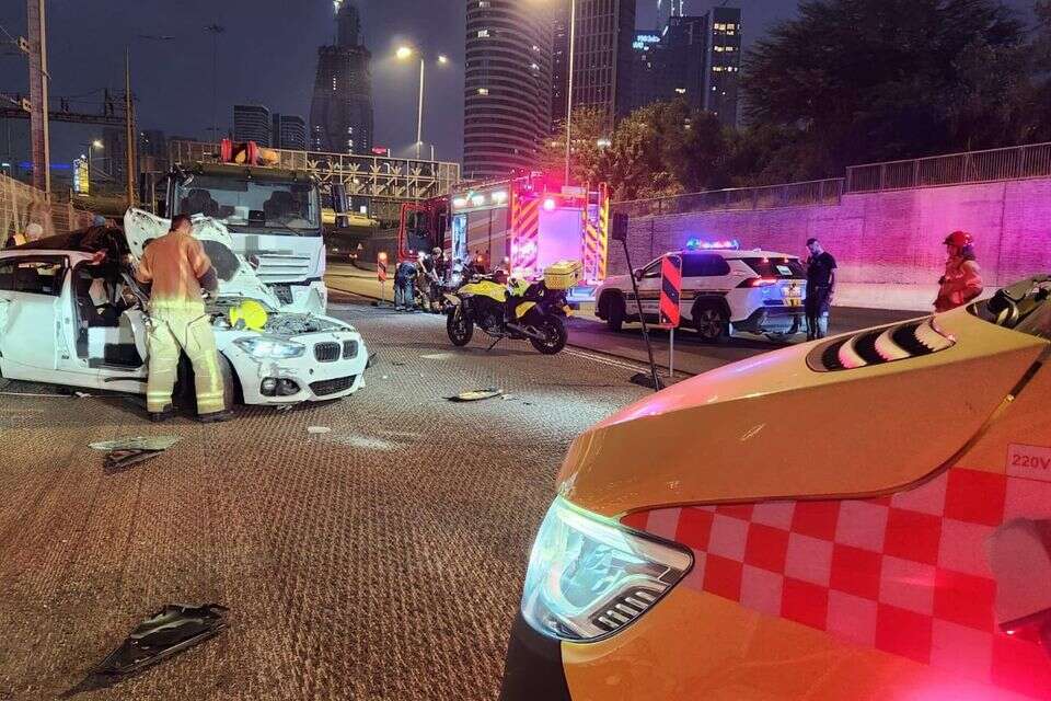 גבר בן 31 נפגע בתאונת דרכים בין משאית לרכב פרטי בכביש 20 בסמוך למחלף רוקח , צילום: תיעוד מבצעי מד"א