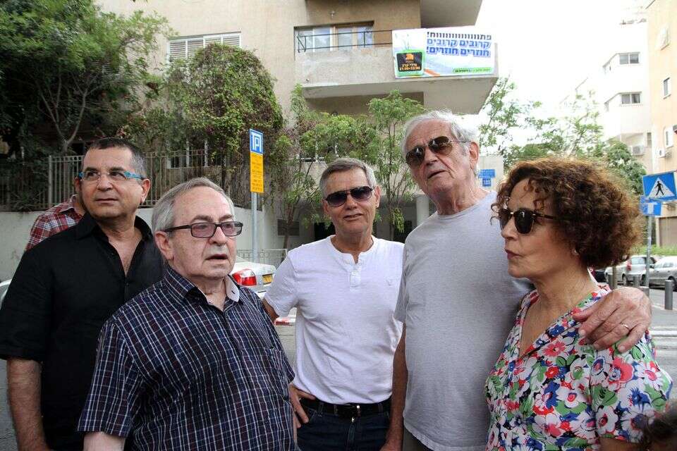 כוכבי "קרובים קרובים" והבמאי יצחק שאולי , שרונה גיא