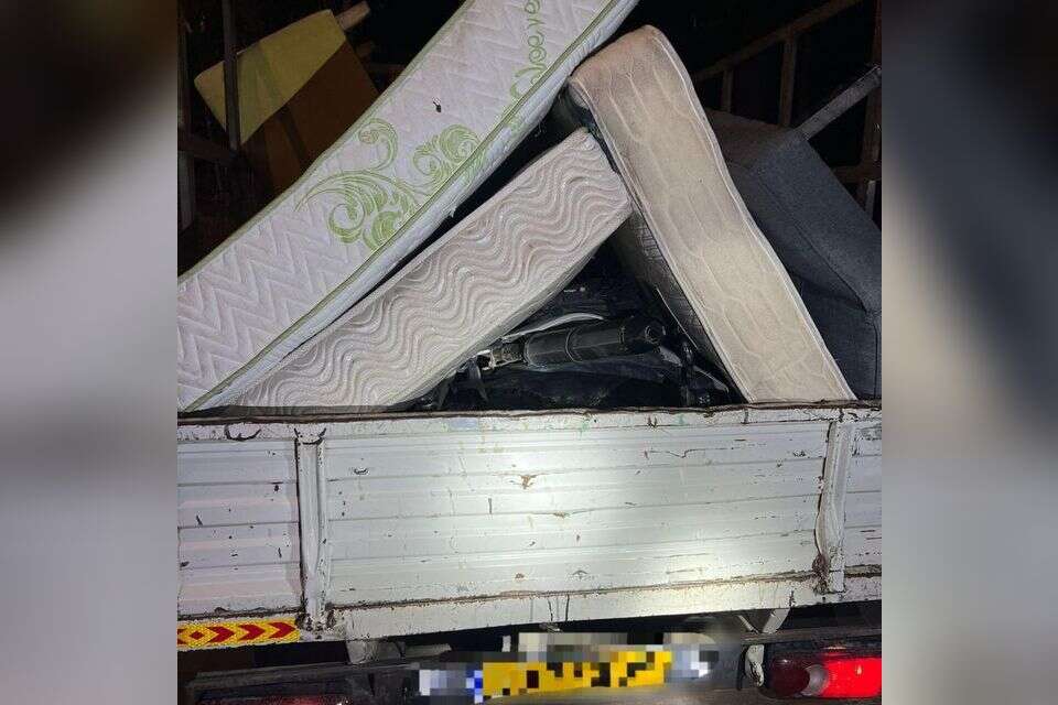 האופנוע בתוך ערימת המזרונים , דוברות המשטרה
