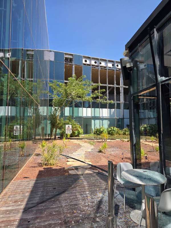 חלונות נופצו, מספר נפגעי חרדה במקום. הנזק בנמל התעופה "רמון" , 27א