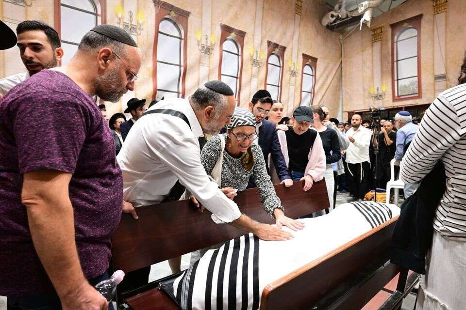 הוריו של יעקב פינטו בלוויה בישיבת אמונים  , יוסי זליגר