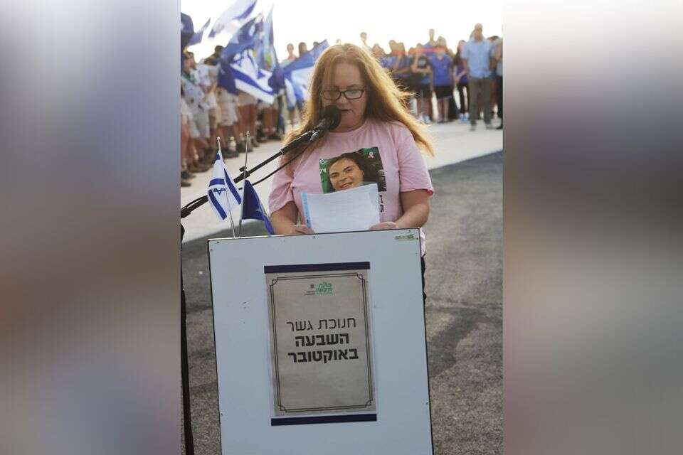 יפעת היימן, אימה של החטופה ענבר ז"ל: "אמא שלי נפטרה לפני מספר חודשים משברון לב, היא לא יכלה לשאת את הכאב. אני רק רוצה לנשק את הארון שלה" , דוברות עיריית פתח תקווה