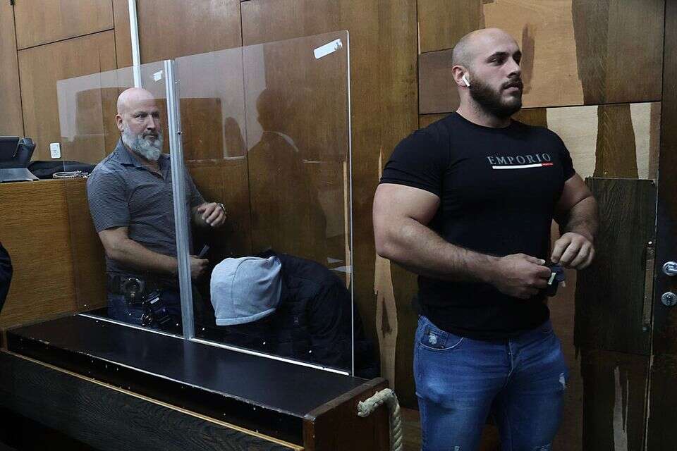יוסי מוסלי (משמאל) בדיון על הארכת מעצרו ב-2022 , קוקו
