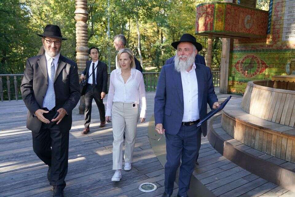 שגרירת ארצות הברית באוקראינה, ג'ולי פישר, בביקור באנדרטת באבי יאר בקייב , ללא