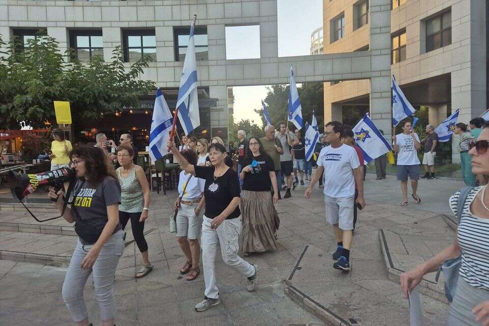 מפגינים נגד נתניהו בהרצליה , ירון דורון