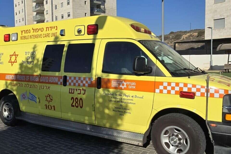 אמבולנס של מד"א מתחת לביתה של בת ה-8 שנפלה למותה בשדרות , דוברות מד"א