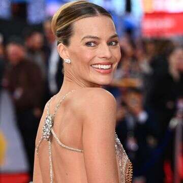 שמלה שקופה: מרגו רובי מבריקה בלונדון עם ארמני