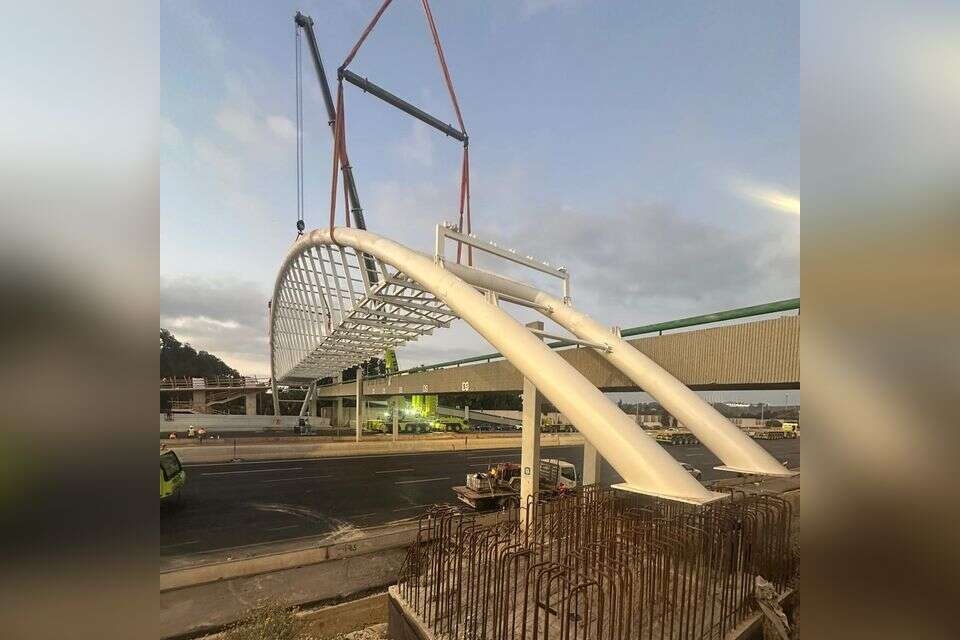 גשר הולכי הרגל במחלף אודים. הונף והוצב בהצלחה, כביש החוף נפתח , חברת נתיבי איילון