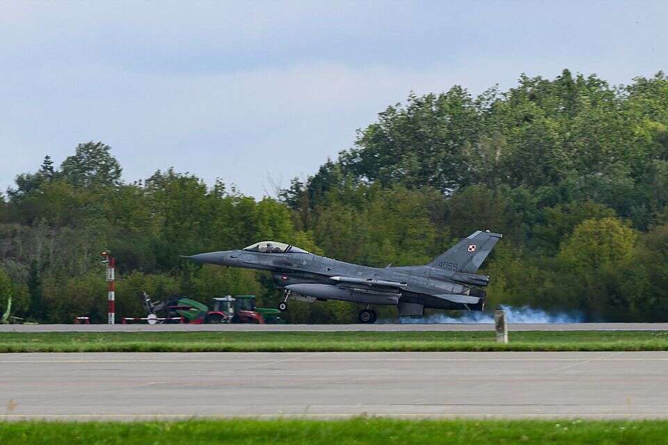 מטוס F-16 של חיל האוויר הפולני ממריא , אי.פי.איי