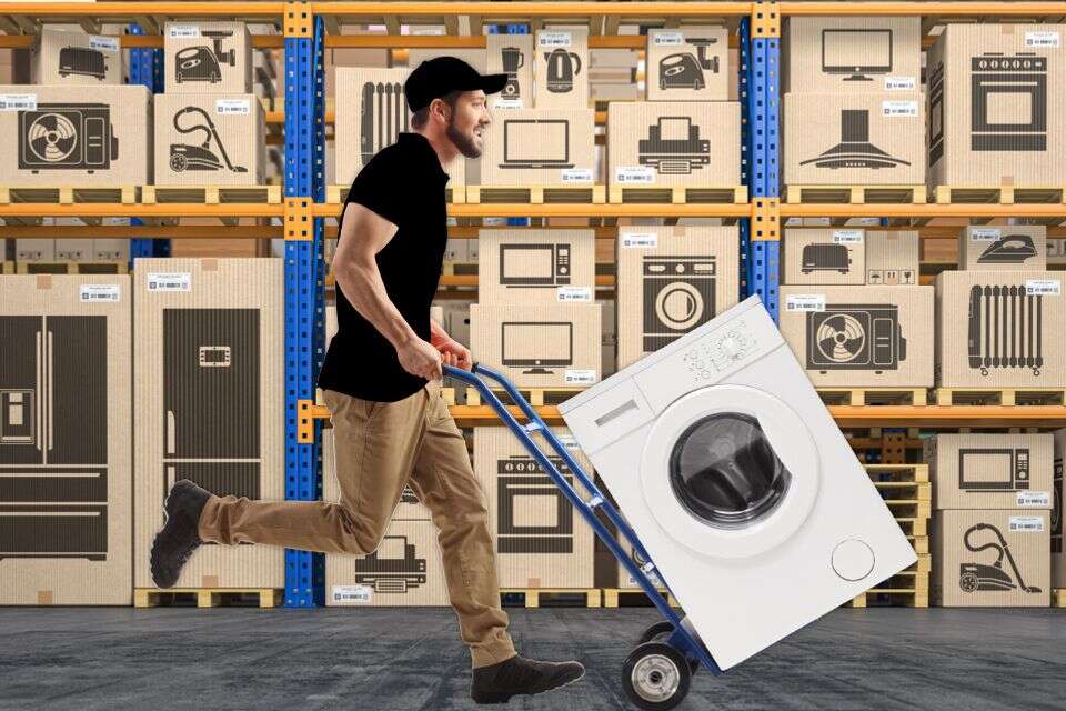 מלאי אדיר, הובלות מהיום למחר! ; לא נתקעים בלי מקרר. אספקה מהירה עוד היום אצלך בבית , שאטרסטוק