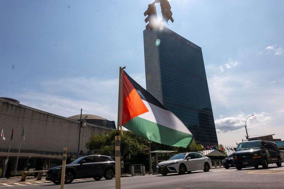 מטה האו"ם בניו יורק כשלצידו דגל פלשתין , Getty Images via AFP