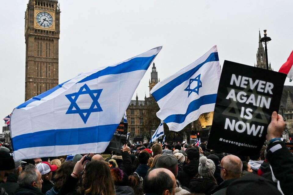 דגלי ישראל במחאה נגד האסלאם בלונדון , אי.אף.פי