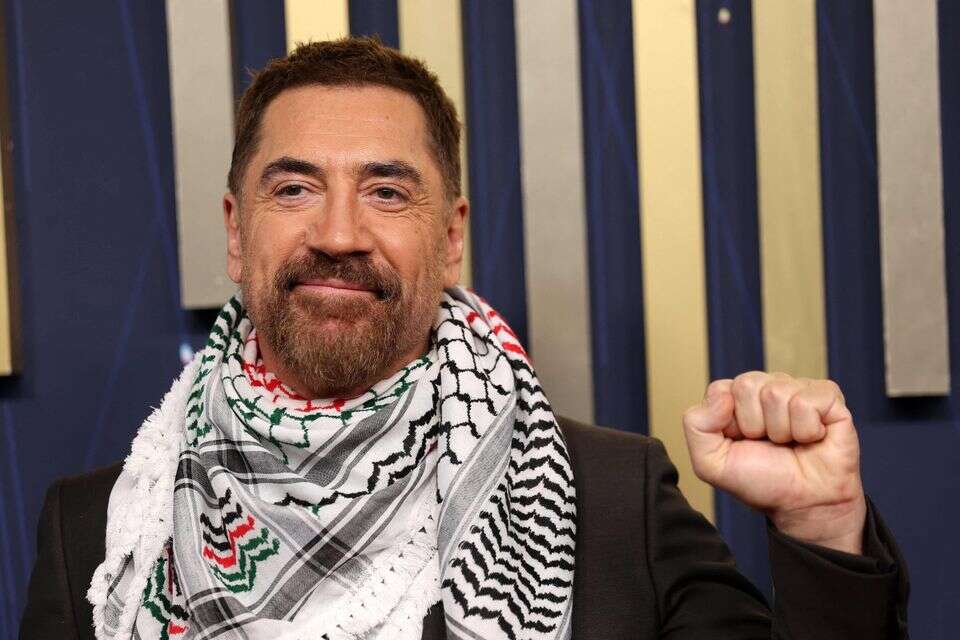 חביאר ברדם על השטיח האדום של טקס האמי 2025 , Patrick T. Fallon / AFP