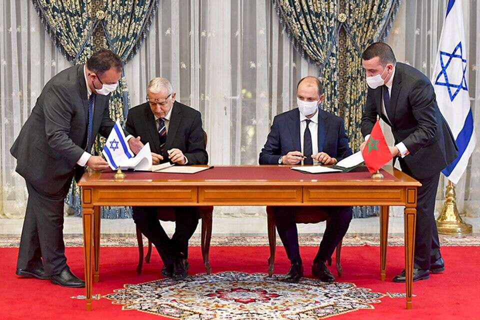 דצמבר 2020. שלמה מור יוסף ועמיתו המרוקאי חותמים על הסכם תעופה ראשון , אי.אף.פי