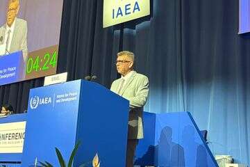  ראש הוועדה לאנרגיה אטומית (וא"א), מר משה אדרי , ללא קרדיט