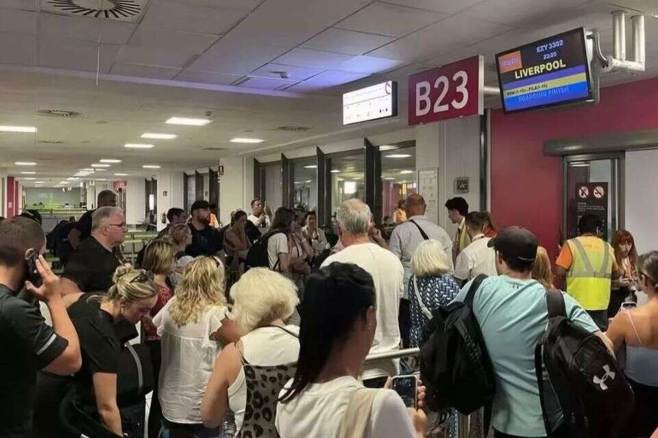 האנשים שעמדו בתור לעלות למטוס הוחזרו לדלפק הצ'ק אין, כדי לשמוע את הודעת הקברניט , שימוש לפי סעיף 27א' לחוק זכויות יוצרים