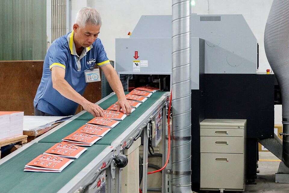 הדפסת חוברות הדרכה להתגוננות מפני פלישה סינית בטיוואן , רויטרס