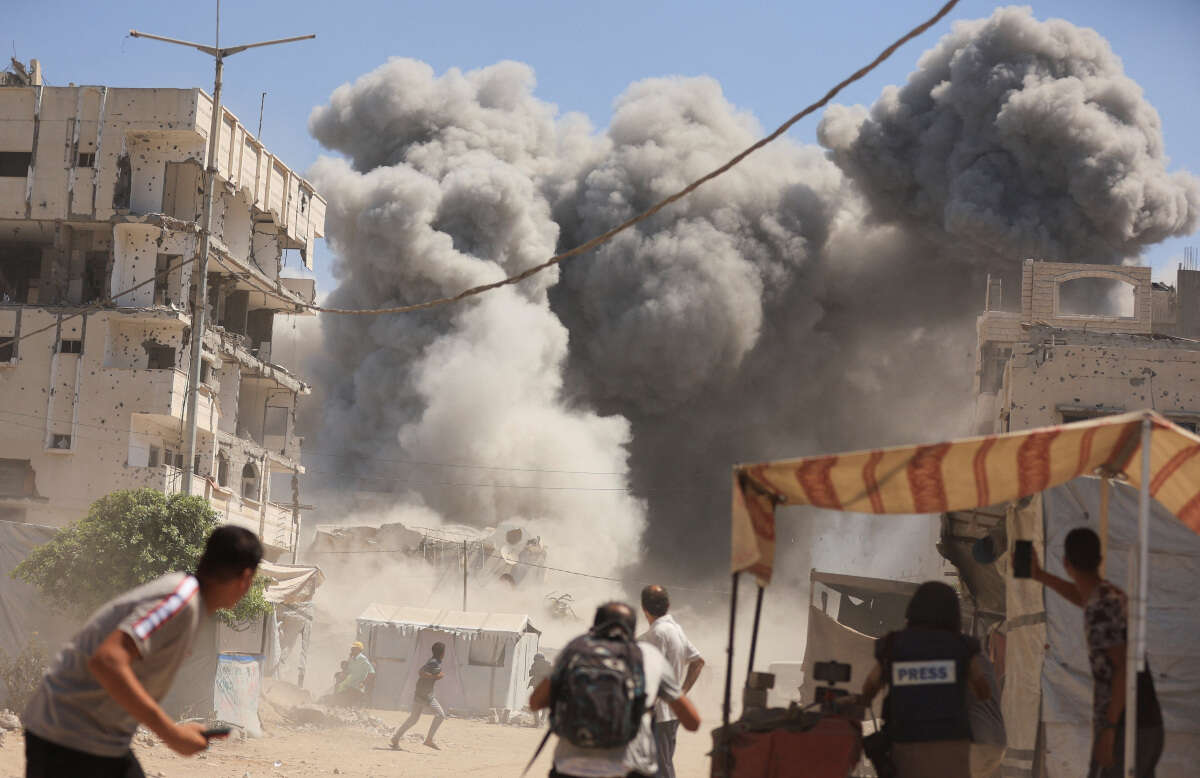 עשן ופיצוצים בעיר עזה , רויטרס