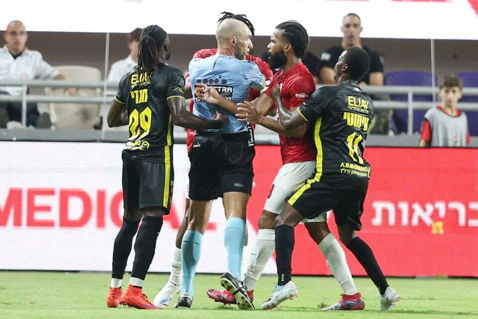 שחקני הפועל תל אביב ובית"ר ירושלים סביב השופט גל לייבוביץ' , אלן שיבר