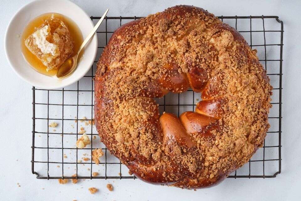 חלת דבש עם קראמבל , גיל אבירם