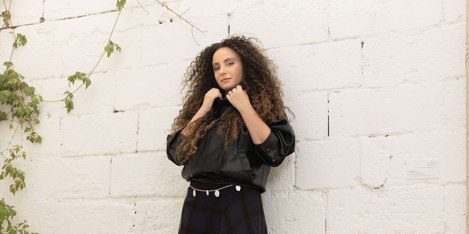 "העשייה שמרה עלי". יובל דיין , עדי אורני, איפור ועיצוב שיער: עדי לב סולומון, סטיילינג: גבע ורגב חזן, ע. צלמת: פיונה קוצ'ינה, ע. מאפרת: מוריה אוחיון, בגדים: מעיל עור - ZARA, חצאית וחגורת מותן - Massimo Dutti, מגפיים - Isabel Marant. צולם במסעדת Opa; הפקה: אורטל כהן