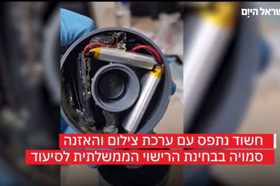 החשד: הסליק ערכת צילום והאזנה סמויה בבקבוק שתייה ואף התחזה לנבחן באמצעות תעודת זהות מזוייפת , דוברות המשטרה