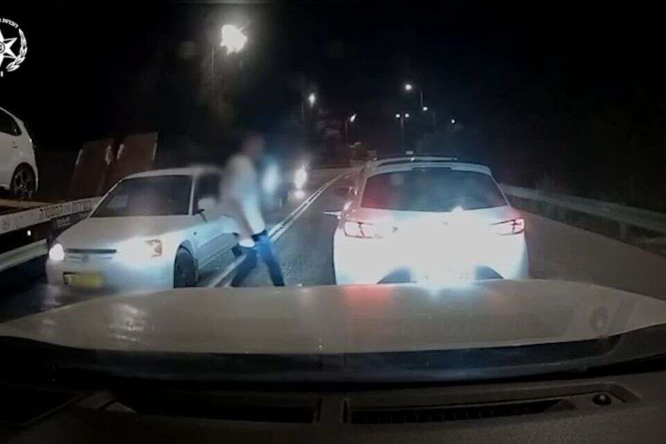 מריבת נהגים התדרדרה לאלימות חמורה: הנהג ריסס את הרכב בגז פלפל ונמלט מהמקום , דוברות המשטרה